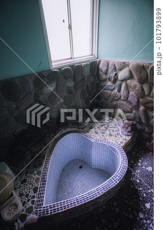 廃ラブホテルのハート型の風呂 101793899