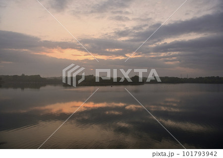 日の出の風景 101793942