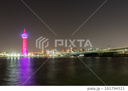 国際クルーズ船が入港する博多湾の夜景 101794521