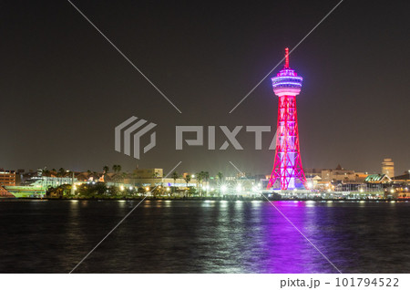 国際クルーズ船が入港する博多湾の夜景 101794522