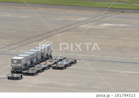 トーイングトラクター　空港の働く車　コンテナドーリー 101794523