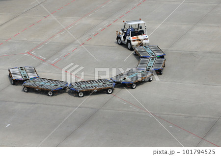 トーイングトラクター 空港の働く車 コンテナドーリー トーイングトラクター 空港の働く車 コンテナドーリー 101794525