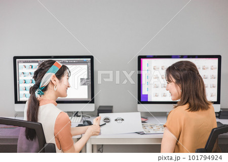 写真編集・画像編集・写真加工・レタッチャー・グラフィックデザイナーの仕事をする女性 写真編集・画像編集・写真加工・レタッチャー・グラフィックデザイナーの仕事をする女性 101794924