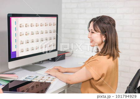 写真編集・画像編集・写真加工・レタッチャー・グラフィックデザイナーの仕事をする女性 写真編集・画像編集・写真加工・レタッチャー・グラフィックデザイナーの仕事をする女性 101794929
