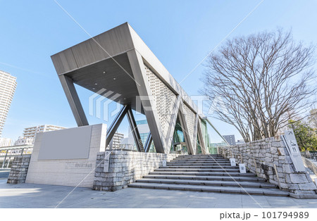 東京都江東区　快晴の東京都現代美術館（MOT美術館） 101794989