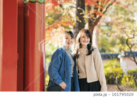 秋に友達と旅行へ出かける女性 101795020