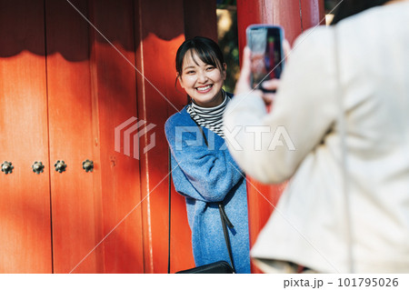 旅先で写真を撮る女性 101795026