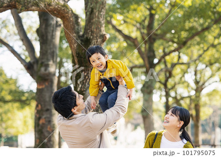 公園で高い高いをして遊ぶ家族 101795075
