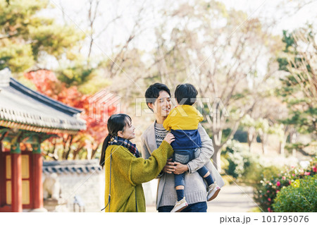 秋の旅行に出かける家族 101795076