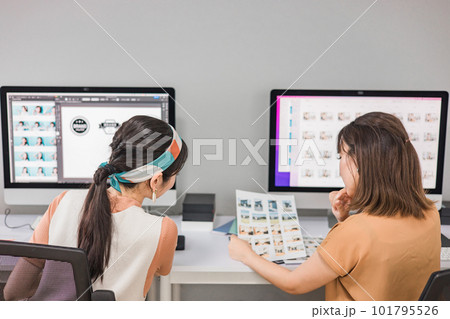 写真編集・画像編集・写真加工・レタッチャー・グラフィックデザイナーの仕事をする女性 101795526