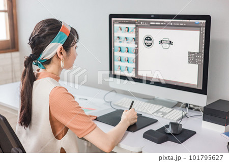 グラフィックデザイナー・写真編集・画像編集・写真加工・レタッチャーの仕事をする女性 グラフィックデザイナー・写真編集・画像編集・写真加工・レタッチャーの仕事をする女性 101795627