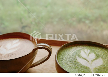 カフェラテと抹茶ラテ カフェラテと抹茶ラテ 101796177