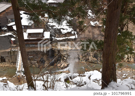 雪景色の渋の地獄谷噴泉　長野 101796991