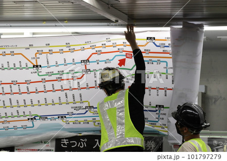 鉄道駅バリアフリー料金制度に伴う値上げ作業(2023年3月) 鉄道駅バリアフリー料金制度に伴う値上げ作業(2023年3月) 101797279