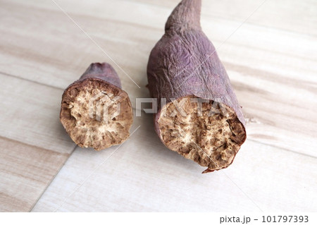 サツマイモの皮がしわしわになり、断面が茶色に変色している 101797393