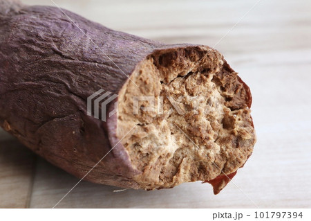 サツマイモの皮がしわしわになり、断面が茶色に変色している 101797394