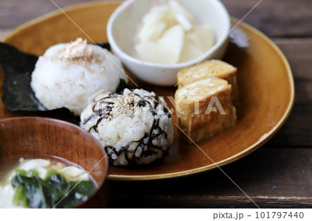 鮭マヨと昆布のおにぎりプレートとお味噌汁 101797440