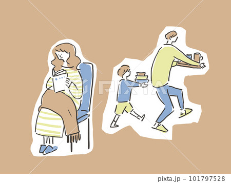 椅子に座って本を読んでくつろぐ妊娠したお母さんと、食器を運ぶお父さんと、子供（背景カラー） 101797528