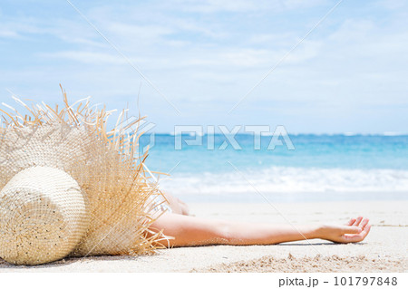Woman lies on the white sand on the beach 101797848