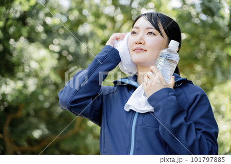 運動する女性 水分補給 運動する女性 水分補給 101797885