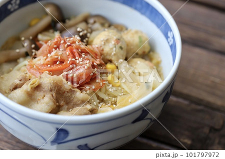 豆乳キムチ鍋の残りで作った具沢山煮込みラーメン 101797972