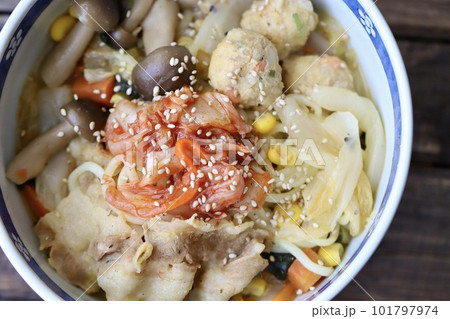 豆乳キムチ鍋の残りで作った具沢山煮込みラーメン 豆乳キムチ鍋の残りで作った具沢山煮込みラーメン 101797974