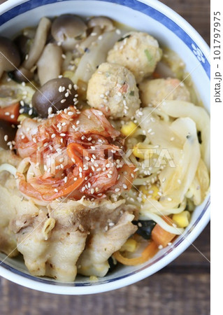 豆乳キムチ鍋の残りで作った具沢山煮込みラーメン 豆乳キムチ鍋の残りで作った具沢山煮込みラーメン 101797975