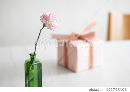 カーネーションの一輪挿しとプレゼントボックス 101798108