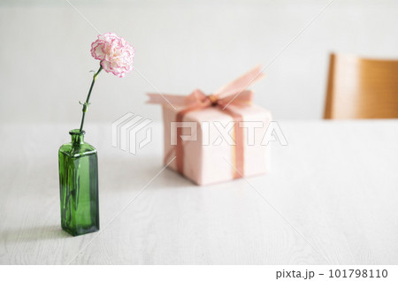 カーネーションの一輪挿しとプレゼントボックス 101798110