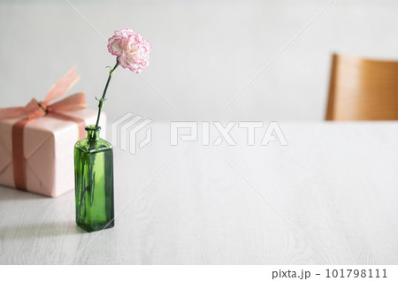 カーネーションの一輪挿しとプレゼントボックス 101798111