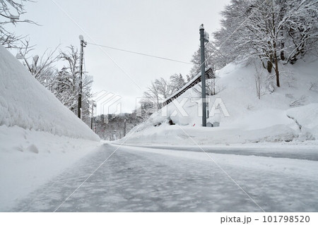 冬の山の景色 101798520