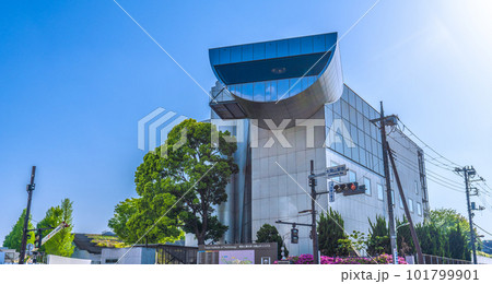 日本の東京都市景観　夏日。大岡山駅前の東京工業大学大岡山キャンパスなどを望む 101799901