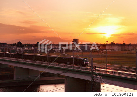 東京都大田区田園調布に有る多摩川浅間神社から見る夕景 101800122