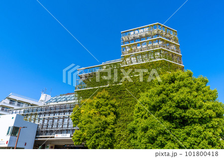 日本の東京都市景観　夏日。東急病院併設の東急電鉄 大岡山駅・駅舎などを望む 101800418