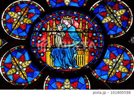 Virgin Mary with baby Jesus, stained glass window in the Notre Dame Cathedral, UNESCO World Heritage Site in Paris, France 101800598
