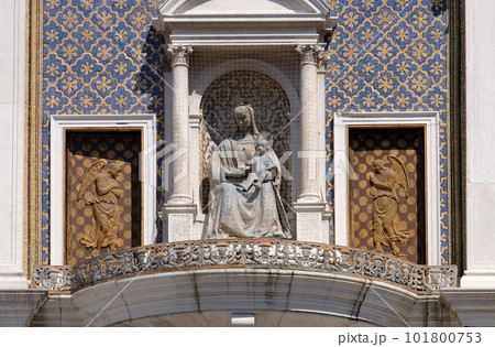 Virgin Mary with baby Jesus on the St Mark`s Clock tower Torre dell`Orologio on Piazza San Marco, Venice, Italy 101800753