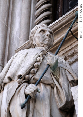 Detail of the Porta della Carta entrance to the Doge's Palace in Venice, Italy, depicting Doge Francesco Foscari, UNESCO World Heritage Sites Detail of the Porta della Carta entrance to the Doge's Palace in Venice, Italy, depicting Doge Francesco Foscari, UNESCO World Heritage Sites 101800765