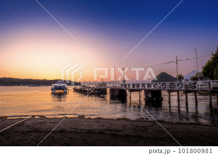 沼津市内浦地区の三津海水浴場の夕暮れ沼津市内浦地区の三津海水浴場の夕暮れ 沼津市内浦地区の三津海水浴場の夕暮れ沼津市内浦地区の三津海水浴場の夕暮れ 101800981