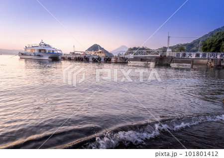 沼津市内浦地区の三津海水浴場の夕暮れ 沼津市内浦地区の三津海水浴場の夕暮れ 101801412
