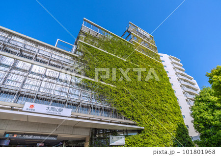 日本の東京都市景観　夏日。東急病院併設の東急電鉄 大岡山駅などを望む＝4月20日 101801968