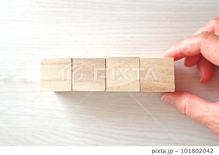 ブロック4個と手1 101802042