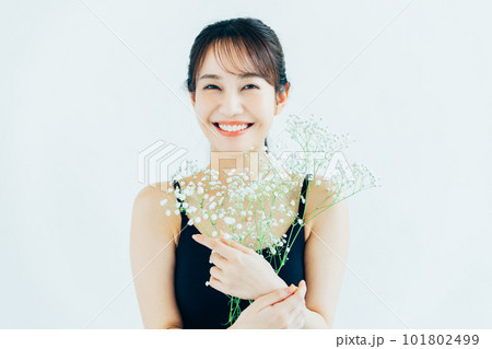 若い女性のビューティ 101802499