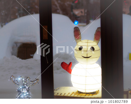 かまくらと雪だるまの照明 101802789