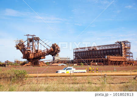 ポートヘッドランドの鉄鉱石の採掘現場 ポートヘッドランドの鉄鉱石の採掘現場 101802813