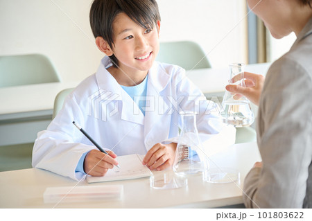 理科の実験をする小学生の男の子 101803622