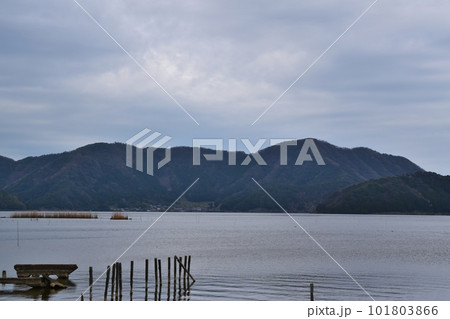 春の朝の三方湖　福井 101803866