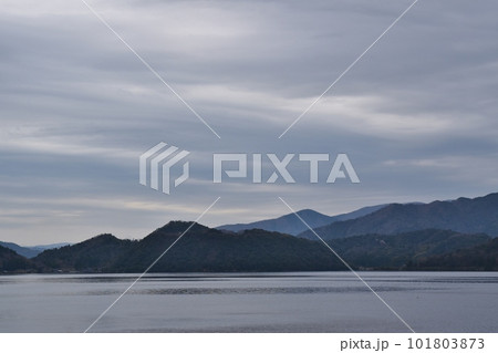 春の朝の水月湖　福井 101803873