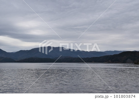 春の朝の水月湖　福井 101803874