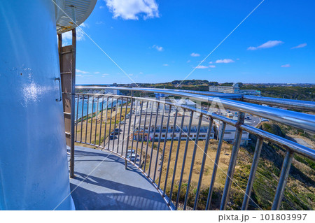 千葉県銚子市犬吠埼の犬吠埼灯台の上部から西側(犬吠テラステラスなど)の眺望 101803997