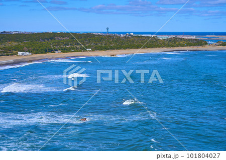 千葉県銚子市犬吠埼の犬吠埼灯台の上部から北側(君ヶ浜,銚子ポートタワーなど)の眺望 101804027